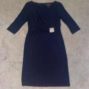 Jessica Howard navy fitted sheath tea length 3/4 dress with brooch detail